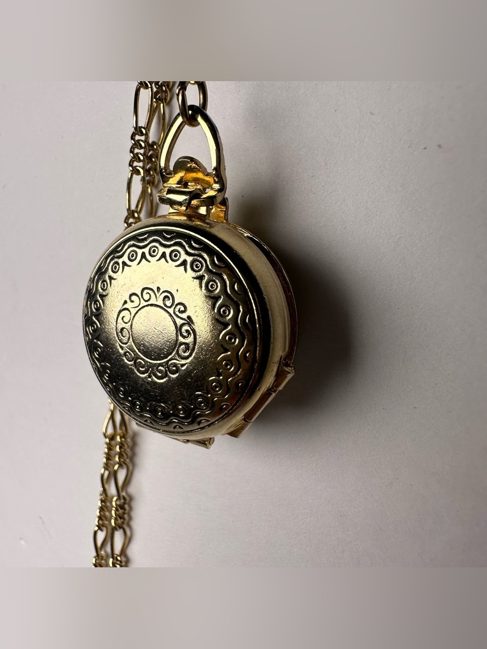 Vintage Victorian Revival Gold-Tone 4 Photo Fold Up Locket Pendant Necklace 17”